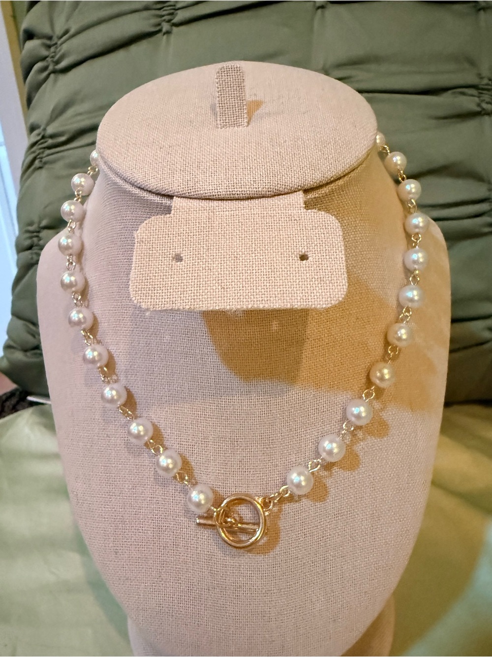 Source Unknown White Pearl Necklace with Gold Toggle